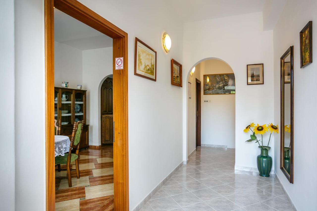 Apartment Near The Sea Judita Малинска Экстерьер фото