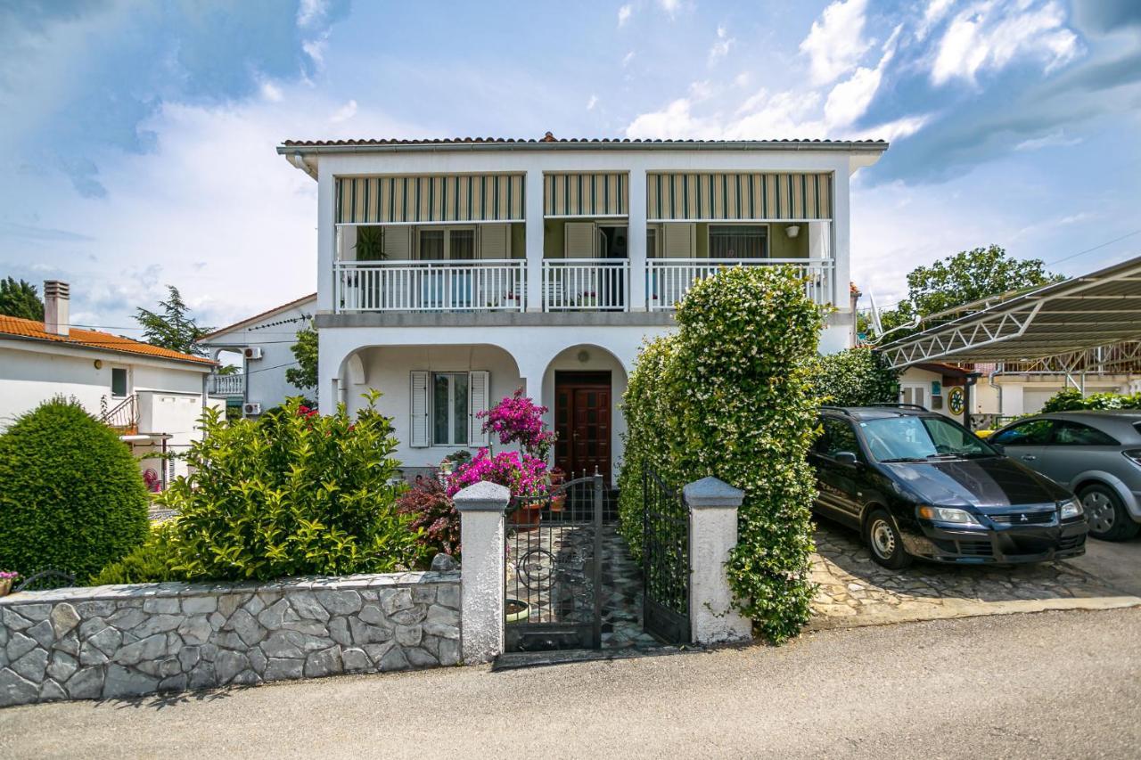Apartment Near The Sea Judita Малинска Экстерьер фото
