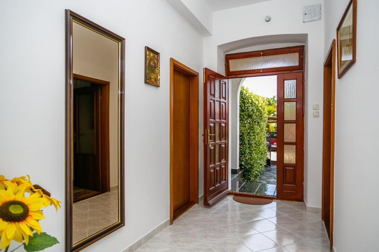 Apartment Near The Sea Judita Малинска Экстерьер фото