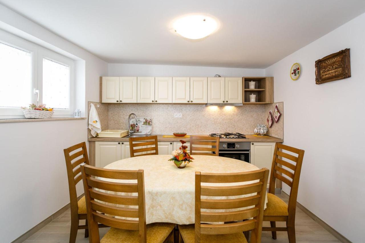 Apartment Near The Sea Judita Малинска Экстерьер фото